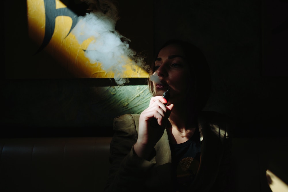 Ouvrir son magasin de cigarettes électroniques : un choix stratégique en phase avec l'évolution des comportements de consommation