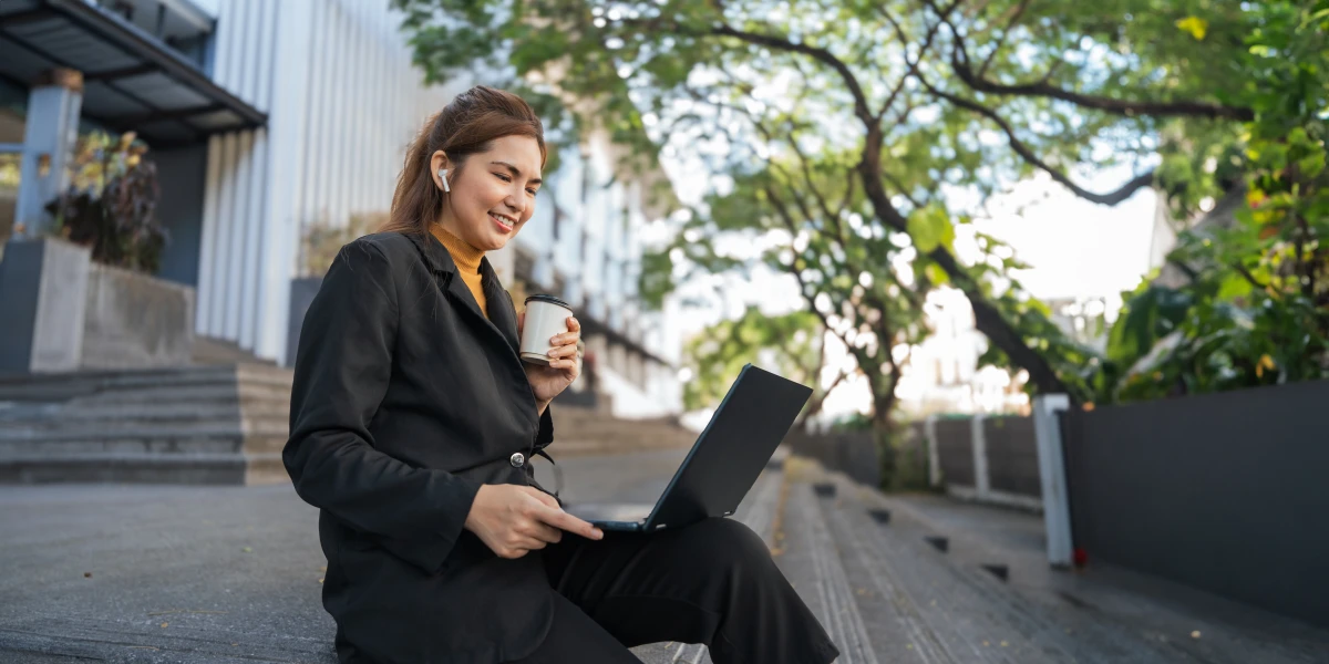 Le travail hybride : La clé pour booster la performance des entreprises de services